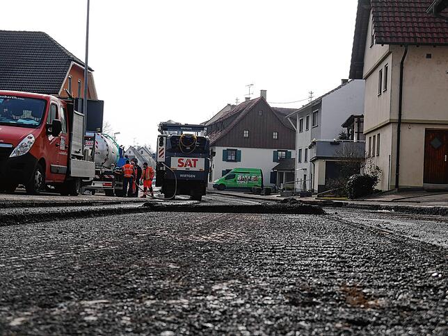 Im ersten Bauabschnitt beträgt die Ausbaulänge etwa 640 Meter. Insgesamt werden im Zuge der Sanierung über 1,3 Kilometer Straße und ...