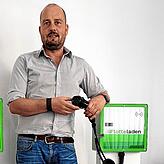 Die Technik von heute zum Laden: Alexander Hirt steht an einer Ladesäule für Elektroautos, die seine Allensbacher Firma entwickelt hat.