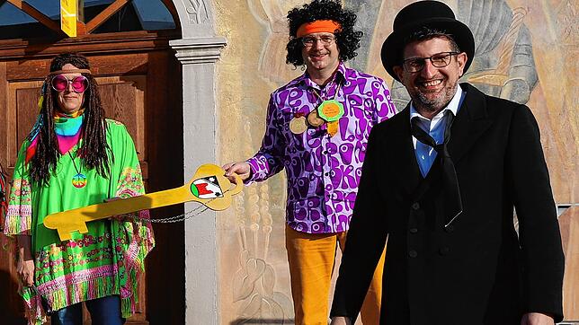 Die Berggeister nach der Schlüsselübernahme im Herdwanger Rathaus in der vergangenen Fasnet. Die Narren von links: Vorsitzende Barbara ...