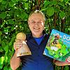 Spieleerfinder Michael Palm mit dem &bdquo;Pöppel&ldquo; für das beste Spiel des Jahres: &bdquo;Dorfromantik&ldquo;. Zusammen mit Lukas ...