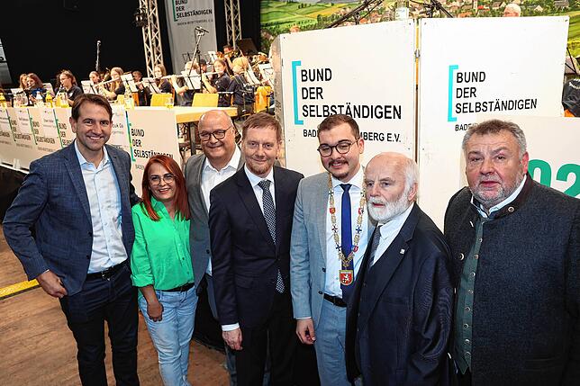 Bild 2: Gute Laune und volles Festzelt bei der Rede von Michael Kretschmer