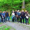Die Mischung im Wald macht‘s: Stadtförsterin Swantje Schaubhut (rechts) zeigt bei der Waldbesichtigung des Wehrer Gemeinderates die ...