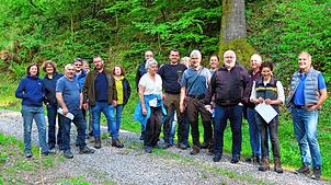 Die Mischung im Wald macht‘s: Stadtförsterin Swantje Schaubhut (rechts) zeigt bei der Waldbesichtigung des Wehrer Gemeinderates die ...