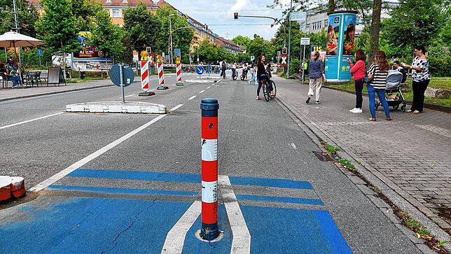 Der bislang einzige Poller in der Petershauser Straße bleibt erstmal allein. Seine vier Brüder, die hinter der Bahnschranke aufgestellt ...