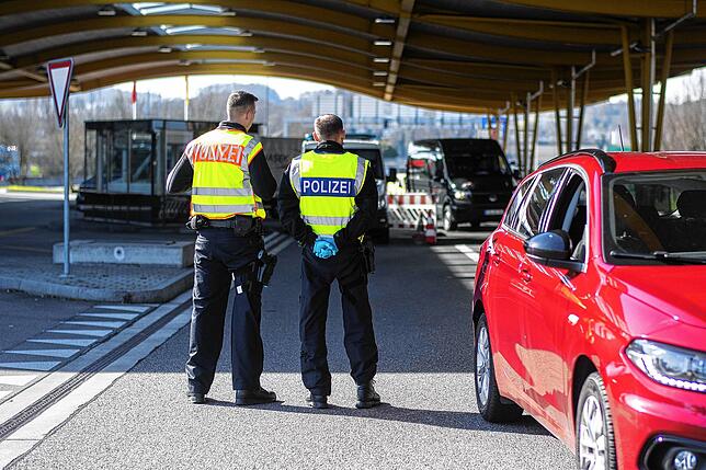 Bundespolizisten am schweizerisch-deutschen Grenzübergang Kreuzlingen/Konstanz kontrollieren im März Grenzgänger zur Eindämmung des ...