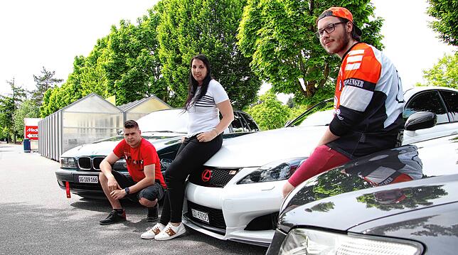 Tuning-Fans unter sich (von links): Tom Linder, 28, vor seinem BMW 5er E39 523i Touring, Melanie Fankhauser, 34, mit ihrem Lexus IS-F ...