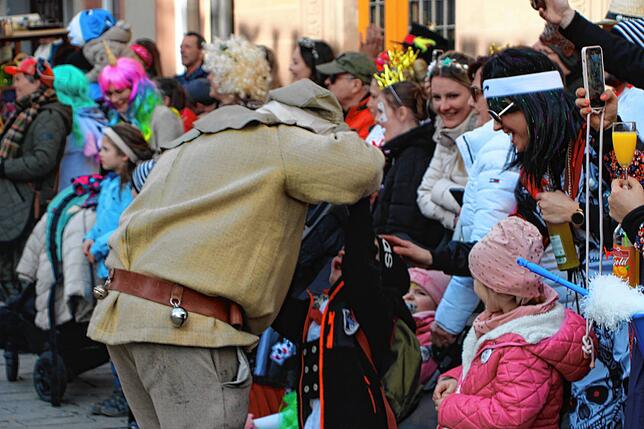 Bild 2: Bunter Einzug zum Narrenbaumstellen in Meßkirch