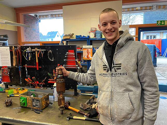 Joshua Friedrich hat den Rotor eines Umformers für einen Betonrüttler ausgebaut, um die Lager zu erneuern und den Rotor zu reinigen.