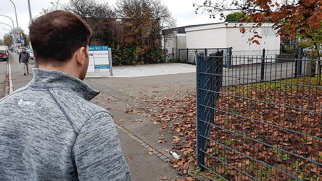 (Archivbild) Marco Boxler im Herbst 2022 vor der Firmeneinfahrt, in der er zusammengeschlagen worden war.