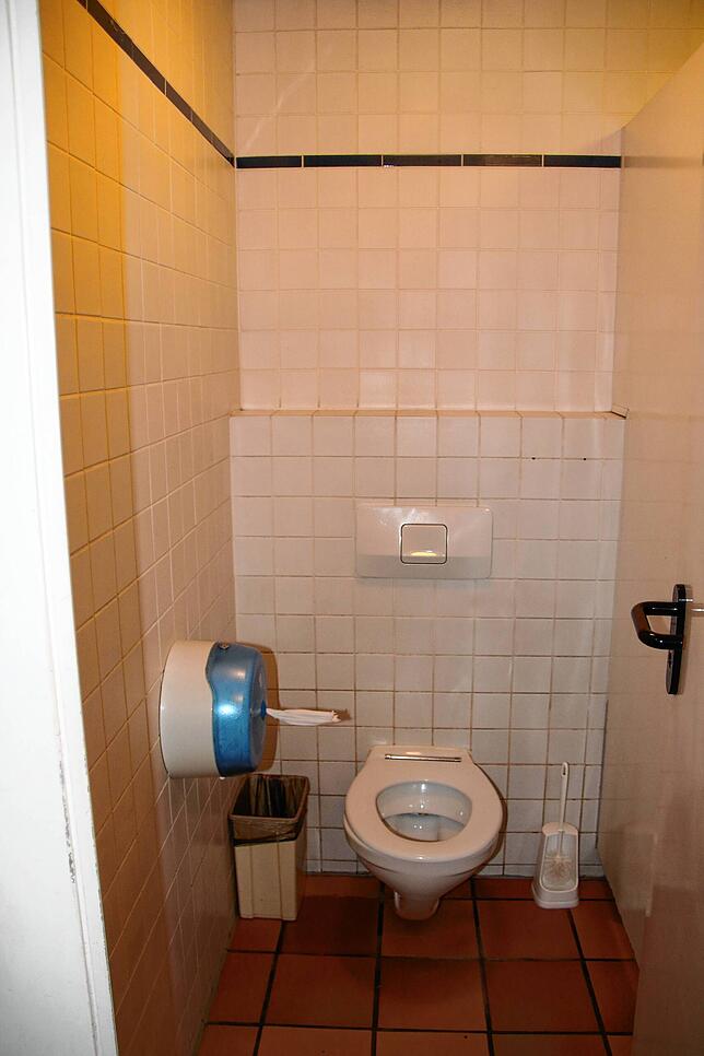 Ein Blick in die Kabinen der öffentlichen Toilette im Parkhaus Kornhaus in Waldshut.
