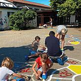 (Archivbild) Der Schulhof wurde jüngst aufgefrischt, doch die Grundschule Allmannsdorf wartet weiterhin auf neue Räume.