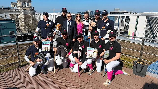 Die Donaueschinger Steckenpferd-Polo-Delegation mit Thorsten Frei, daneben Kerstin Tritschler und Oberbürgermeister Erik Pauly in ...