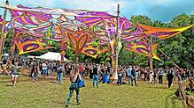 Das farbenfrohe Sonnensegel ist zum Markenzeichen des Burgklang Daydance in Stein am Rhein geworden.