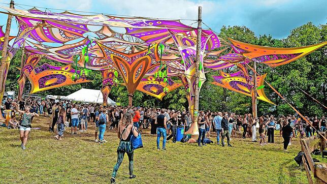 Das farbenfrohe Sonnensegel ist zum Markenzeichen des Burgklang Daydance in Stein am Rhein geworden.