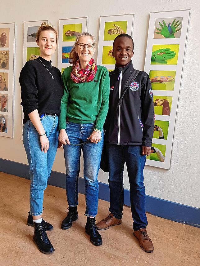 Mögen ihre Schule sehr: von links Jung-Pädagogin Allegra Hottner, Lehrerin Heidrun Meißner und Schüler Jeremiah Decker im Treppenhaus ...