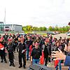 Frederic Striegler von der IG Metall Singen, (rechts) prangerte vor rund 300 Teilnehmern die Tarifflucht der Firma Kramer an.