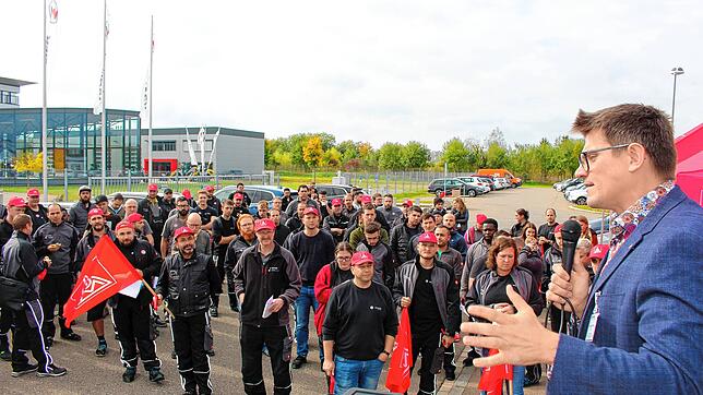 Frederic Striegler von der IG Metall Singen, (rechts) prangerte vor rund 300 Teilnehmern die Tarifflucht der Firma Kramer an.