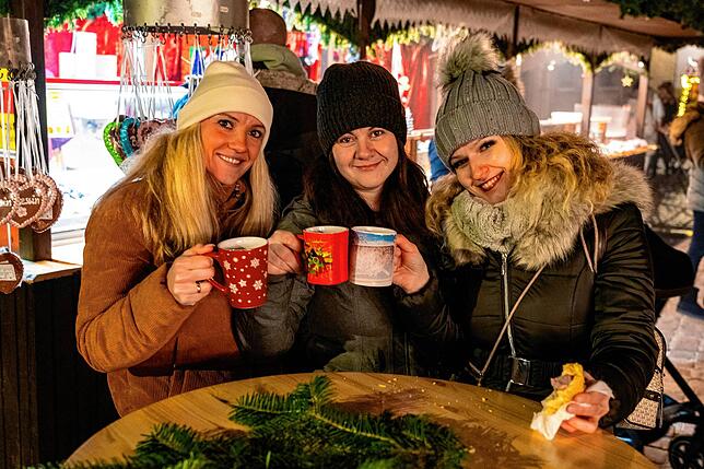 Vlnr. Elena Eirich, Inna Mayer und Katharina Moor treffen sich auf dem Weihnachtsmarkt zu einer Tasse Glühwein.