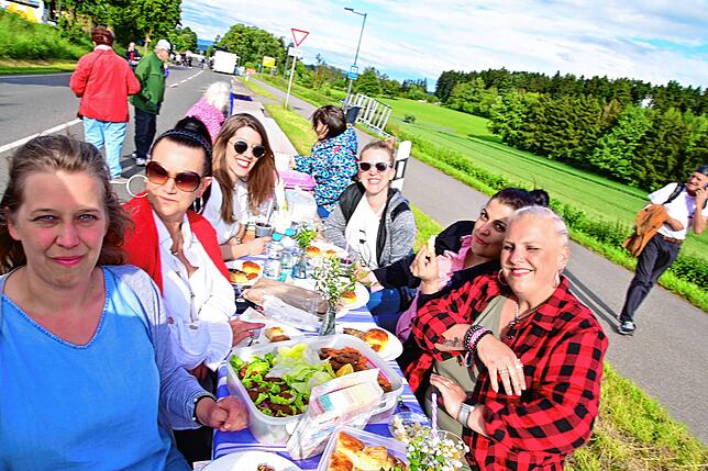 Bild 5: Tausende feiern an der Langen Tafel bei Schnittchen und Fleischbällchen