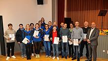 Bürgermeister Manuel Stärk (rechts) zeichnet beim Tag des Ehrenamts zahlreiche Sportlerinnen und Sportler aus, die die Gemeinde ...
