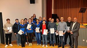 Bürgermeister Manuel Stärk (rechts) zeichnet beim Tag des Ehrenamts zahlreiche Sportlerinnen und Sportler aus, die die Gemeinde ...