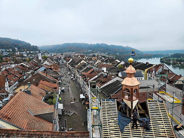 Bild 10: Der neue Glockenturm ist da! Historische Konstruktion frisch renoviert und wieder an Ort und Stelle