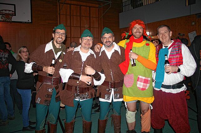 Drei Oldies der Heavy Blechis im Robin-Hood-Kostüm feiern mit den Fans ab.