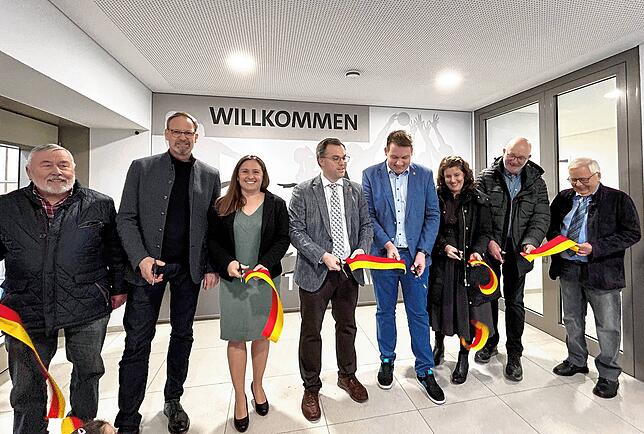 Die Turnhalle Rhina wurde nach der Sanierung feierlich eröffnet. Im Bild von links: CDU-Stadtrat Gerhard Tröndle, Architekt Ernesto ...