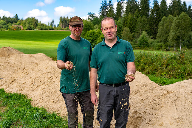 Revierleiter Christoph Vögele und Forstamtsleiter Tobias Kühn überwachen die Aktion vom Boden aus.