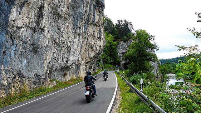 Die kurvigen Straßen macht die Strecken im Donautal für viele Motorradfahrer besonders reizvoll.
