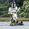 Mitarbeiter des Technischen Hilfswerks bergen am 9. August 2017 in der Nähe von Konstanz-Litzelstetten mit einem Kran die Trümmer eines ...