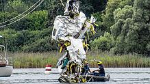 Mitarbeiter des Technischen Hilfswerks bergen am 9. August 2017 in der Nähe von Konstanz-Litzelstetten mit einem Kran die Trümmer eines ...