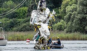 Mitarbeiter des Technischen Hilfswerks bergen am 9. August 2017 in der Nähe von Konstanz-Litzelstetten mit einem Kran die Trümmer eines ...