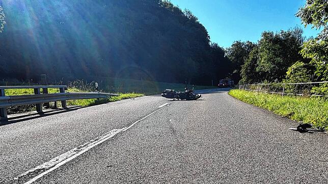 Das verunglückte Motorrad liegt nach dem Unfall mitten auf der Straße.
