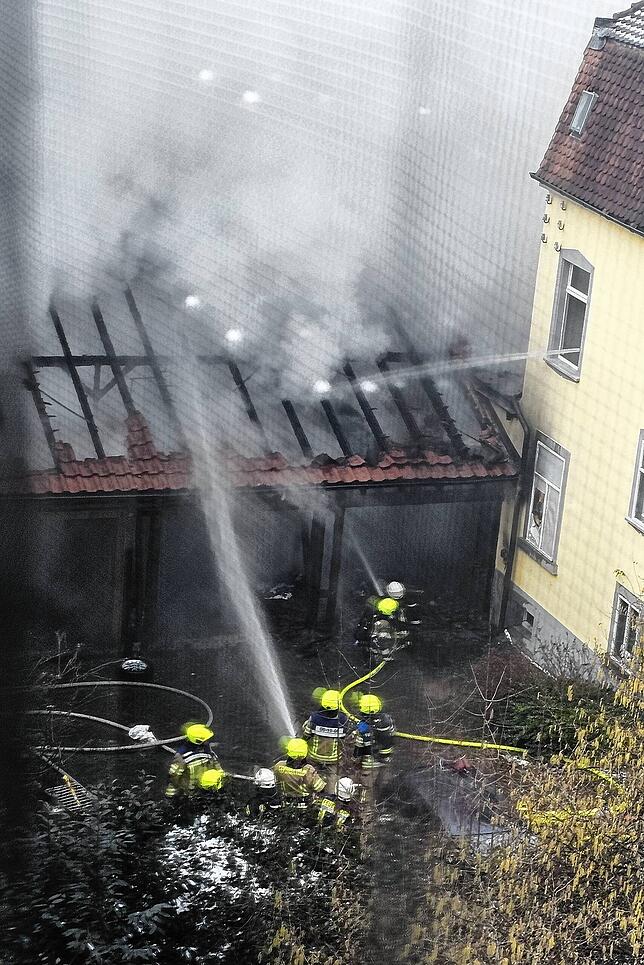 Die Feuerwehr bringt den Brand rasch unter Kontrolle.
