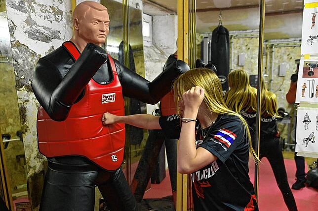 Bamm. Eine harte Rechte rammt in den Bauch ihres Trainingsdummys im Keller des Hauses. Hier trainiert Naila hart, außerdem trainiert sie ...