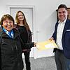Twielfelder gegen die Glücksspielhalle: Claudia Gönner und ihre Mitstreiterin Jasmin Stengele übergeben Bürgermeister Holger Mayer (von ...
