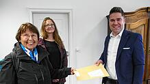 Twielfelder gegen die Glücksspielhalle: Claudia Gönner und ihre Mitstreiterin Jasmin Stengele übergeben Bürgermeister Holger Mayer (von ...