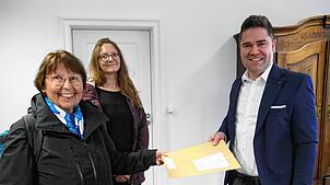 Twielfelder gegen die Glücksspielhalle: Claudia Gönner und ihre Mitstreiterin Jasmin Stengele übergeben Bürgermeister Holger Mayer (von ...