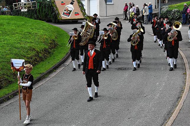 Bild 19: Das 62. Erntedankfest in Berau wurde traditionell von der Trachtenkapelle Berau veranstaltet