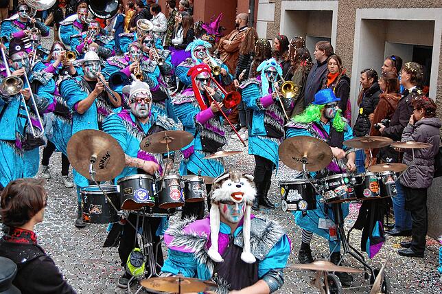 60 Zünfte, Guggenmusiken und Hästräger gaben sich am Sonntag beim großen grenzüberschreitenden Fasnachtsumzug die Ehre und kamen nach ...