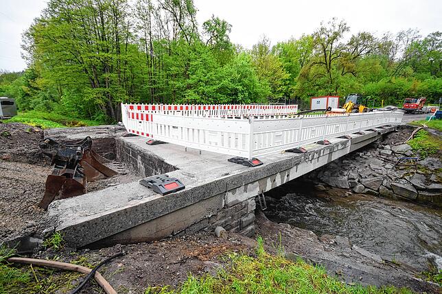 Das Widerlager der Brücke auf der Seite des Kreisverkehrs ist freigelegt.