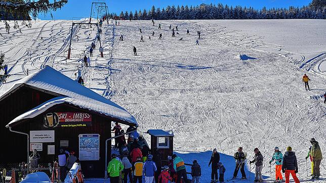 Können die Skilifte in der Region im kommenden Winter öffnen? Und wenn ja, unter welchen Voraussetzungen können Liftgäste wie hier auf ...
