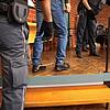 In Fußfesseln wird der Angeklagte Adrian P. in den Schwurgerichtsaal des Landgerichts Konstanz geführt.