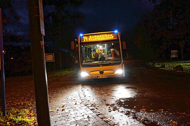 Pünktlich um 7.02 Uhr biegt der &bdquo;Schnellbus&ldquo; an der Haltestelle Bitzenhofen ein.