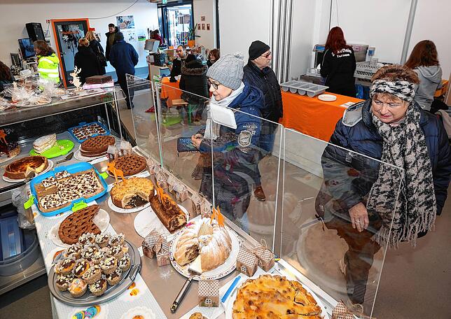 Die Kaffee- und Kuchenstube lockt die Besucher mit Kuchen und Keksen.