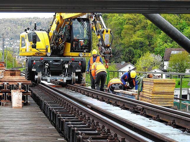 Auf der Brücke werden Teile des Gleises entfernt, um das Gerüst zu installieren.