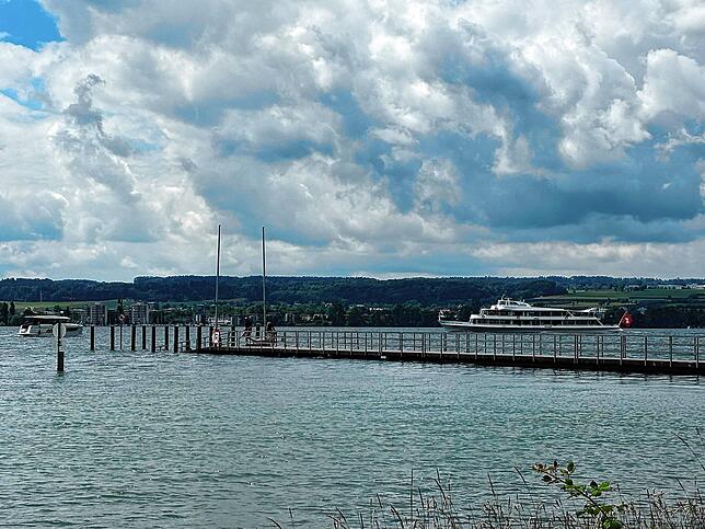 Der sonst so lange Steg bei der Therme ragt nur noch einige Zentimeter aus dem Bodensee heraus.