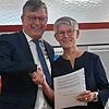 Schulamtsdirektor Rainer Beha vom Staatlichen Schulamt verabschiedet Ricarda Hellmann als Leiterin der Werner-Kirchhofer-Realschule.