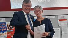 Schulamtsdirektor Rainer Beha vom Staatlichen Schulamt verabschiedet Ricarda Hellmann als Leiterin der Werner-Kirchhofer-Realschule.
